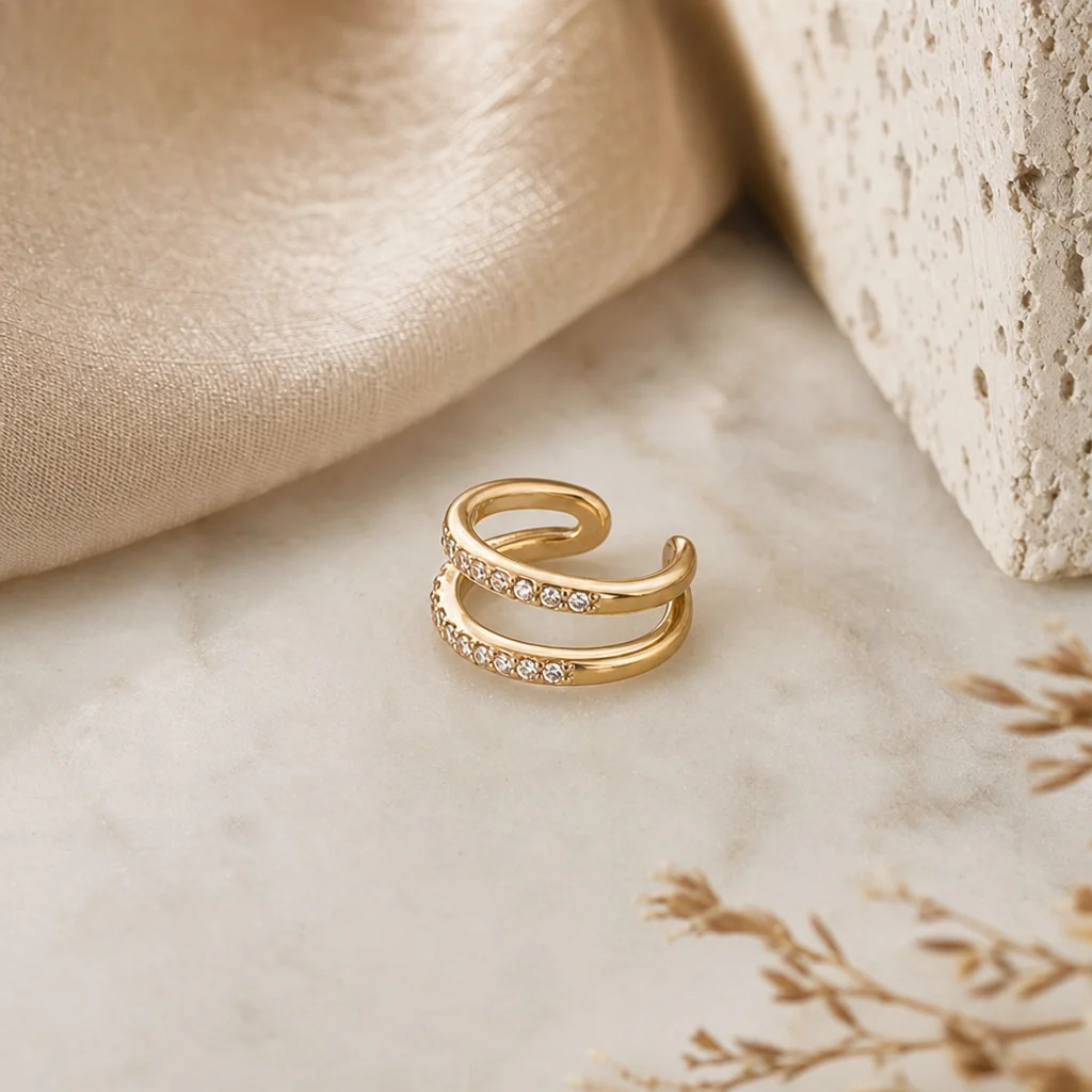 Eleganter Helix Ohrring auf hellem Hintergrund